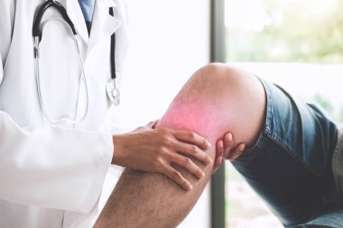 Doktor hasta diz ile hastalık nedenini belirlemek için kontrol.
