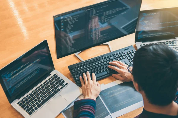 Programlama web sitesinde çalışan profesyonel geliştirme programcısı bir yazılım ve kodlama teknolojisi, yazma kodları ve veri kodu, HTML, PHP ve javascript ile programlama.