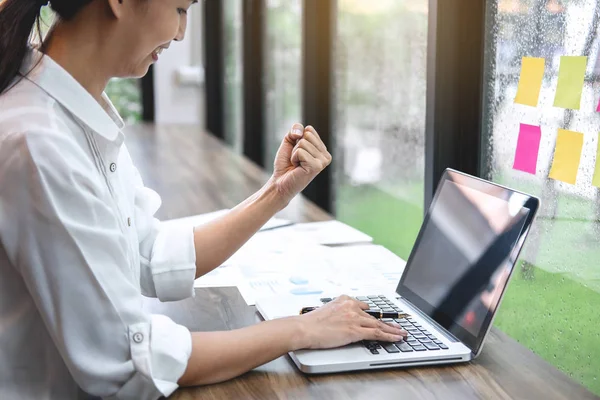 Tablero Calendario Recordatorio Papel Nota Pegajosa Auditoría Trabajo Contable Mujer — Foto de Stock