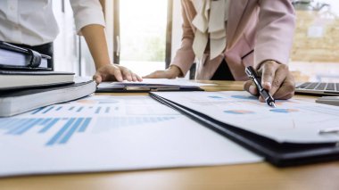 Grup arkadaşları çalışmalarını birlikte ofis, iş ortağı sunu proje Toplantı Çalışma ve analiz, fikir tanıtımı ve strateji planı iş yatırım ile muhabbet.