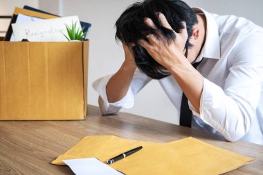 İstifa olmak ve eşyalarını şirket ve dosyaları kahverengi karton kutu ambalaj, değiştirme ve iş konseptinden istifa stresli iş adamı olacak.