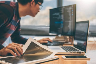 Programlama web sitesinde çalışan profesyonel geliştirme programcısı bir yazılım ve kodlama teknolojisi, yazma kodları ve veri kodu, HTML, PHP ve javascript ile programlama.