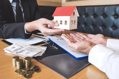 Emlakçı ev modeli sözleşmesi sözleşme Emlak ile açtıktan sonra göndermeden ipotek başvuru formu, mortgage kredi teklif için ve ev sigortası ile ilgili onaylanmış.
