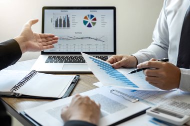 Executive iş insanlar takım toplantı yatırım proje çalışma ve iş ortağı, mali ve muhasebe kavramı ile görüşme yapma stratejisi planlama Konferansı'na üzerinde beyin fırtınası.