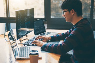 Programlama web sitesinde çalışan profesyonel geliştirme programcısı bir yazılım ve kodlama teknolojisi, yazma kodları ve veri kodu, HTML, PHP ve javascript ile programlama.