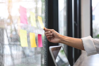 Yapışkan Not kağıt hatırlatma programı kurulu, iş kadın muhasebeci çalışma denetim ve notlar finans yapıyor hesaplanmasında gider yıllık rapor bilanço mali,.