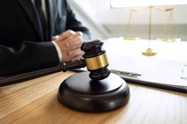 Yasal hukuk, tavsiye ve adalet kavramı, erkek avukat veya belgeler üzerinde çalışan noter ve rapor önemli olgu ve tahta tokmak, mahkeme salonunda masada denge.