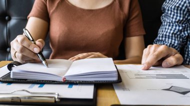 Başlangıç iş insanlar grup beyin fırtınası yatırım proje çalışma ve iş ortağı, mali ve muhasebe kavramı ile görüşme yapma stratejisi planlama toplantısı.