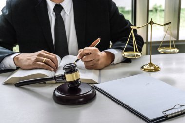 Hukuk, avukat avukat ve adalet kavramı, erkek avukat veya belgeler üzerinde çalışan noter ve rapor önemli kasanın İşyeri Ofis.