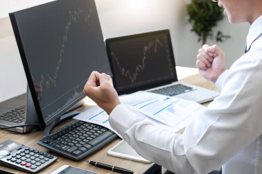 Grafik çalışma ve çözümleme göstermek perde ile ve mutlu bir döviz, Menkul Kıymetler Borsası Pazar kavramı başa bakarak stokları online, stok broker ticaret iş adamı.