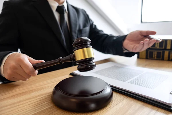 Recht Advies Rechtvaardigheid Rechtsbegrip Mannelijke Counseling Advocaat Notaris Bezig Met — Stockfoto