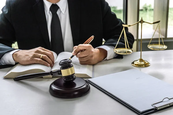 Recht Advocaat Advocaat Justitie Concept Mannelijke Advocaat Notaris Bezig Met — Stockfoto