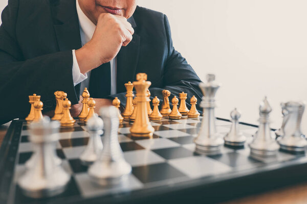 Руководство бизнесмена играет в шахматы и думает стратегический план краха свергнуть противоположную команду и проанализировать развитие для успешного корпоративного
.