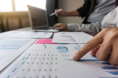 Toplantı ve yeni başlangıç projesi, fikir tanıtımı ve strateji planı iş yatırım ile analiz, birlikte çalışan iş proje ekibi meslektaşım.