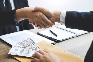 Anlaşma, rüşvet ve yolsuzluk kavramı faturaları vermek başarı süre elinde dürüst olmayan iş yasadışı para hile, işadamı el sıkışma para dolar.