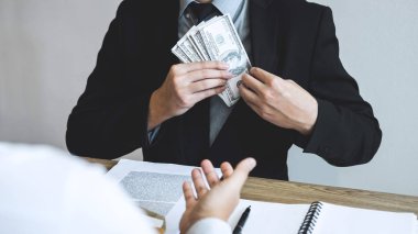 Dürüst olmayan iş yasadışı para hile, işadamı almak rüşvet parasının başarı yatırım, rüşvet ve yolsuzluk kavramı anlaşma sözleşmenin vermek için iş insanlarda.