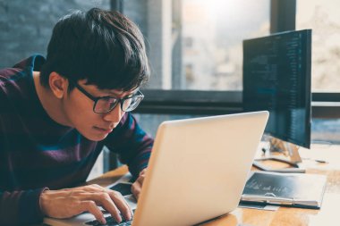 Programlama web sitesinde çalışan profesyonel geliştirme programcısı bir yazılım ve kodlama teknolojisi, yazma kodları ve veri kodu, HTML, PHP ve javascript ile programlama.