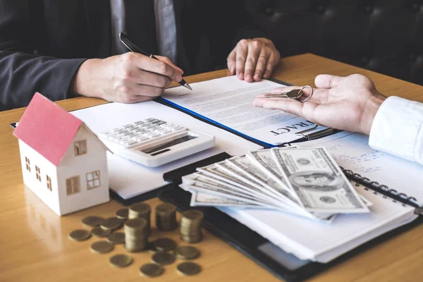 Immobilienmakler Übergibt Dem Kunden Hausschlüssel Nach Unterzeichnung Des Vertrages Immobilien — Stockfoto