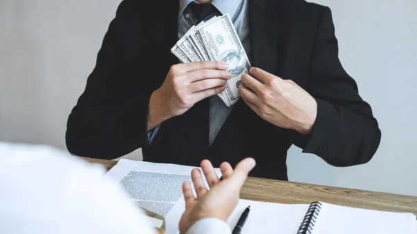 Tisztességtelen Üzleti Illegális Pénz Csalás Üzletember Megvesztegetni Pénzt Kap Üzleti — Stock Fotó