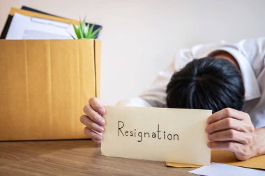 İstifa olmak ve eşyalarını şirket ve dosyaları kahverengi karton kutu ambalaj, değiştirme ve iş konseptinden istifa stresli iş adamı olacak.