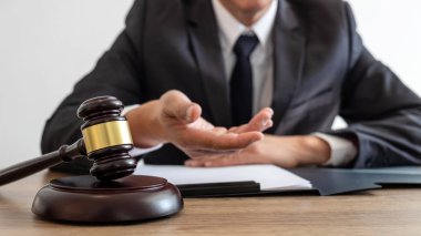 Hukuk, avukat avukat ve adalet kavramı, erkek avukat veya belgeler üzerinde çalışan noter ve rapor önemli kasanın Hukuk Bürosu.