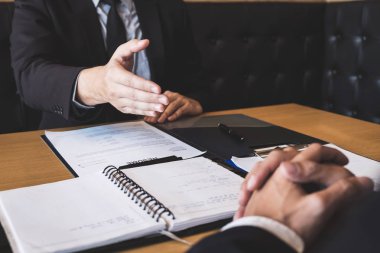 İşveren veya işveren sırasında bir özgeçmiş onun profil aday hakkında okuma holding, takım elbiseli işveren bir iş görüşmesi, Yöneticisi kaynak istihdam ve işe alım kavramı yürütmektedir.