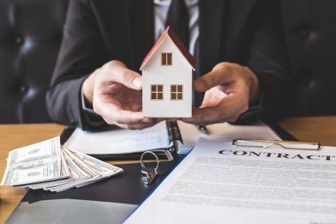 Emlakçı ev modeli sözleşmesi sözleşme Emlak ile açtıktan sonra göndermeden ipotek başvuru formu, mortgage kredi teklif için ve ev sigortası ile ilgili onaylanmış.