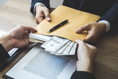 Dürüst olmayan iş yasadışı para, rüşvet anlaşması sözleşme yatırım anlaşma, rüşvet ve yolsuzluk kavramı kabul etmek için iş insanlarda vererek iş adamı aldatıyor.