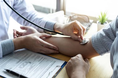 Doktor steteskop kullanarak hastayı muayene, sonuç gösterme ve tedavi yöntemi, sağlık ve tıbbi konsept ile kontrol ediyor..