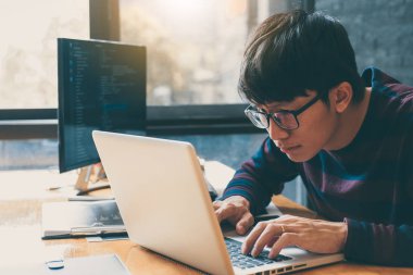 Programlama web sitesinde çalışan profesyonel geliştirme programcısı bir yazılım ve kodlama teknolojisi, yazma kodları ve veri kodu, HTML, PHP ve javascript ile programlama.