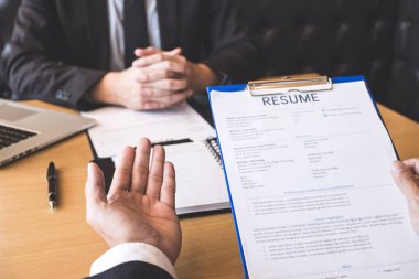İşveren veya işveren sırasında bir özgeçmiş onun profil aday hakkında okuma holding, takım elbiseli işveren bir iş görüşmesi, Yöneticisi kaynak istihdam ve işe alım kavramı yürütmektedir.