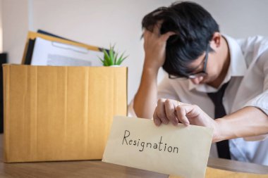 İstifa olmak ve eşyalarını şirket ve dosyaları kahverengi karton kutu ambalaj, değiştirme ve iş konseptinden istifa stresli iş adamı olacak.
