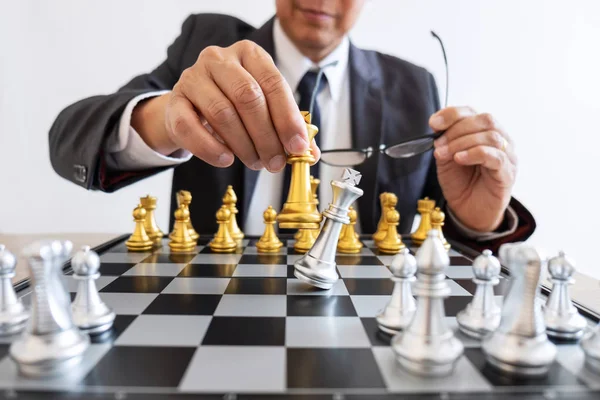 Geschäftsmann Führung Schach Spielen Und Denken Strategie Plan Über Crash — Stockfoto