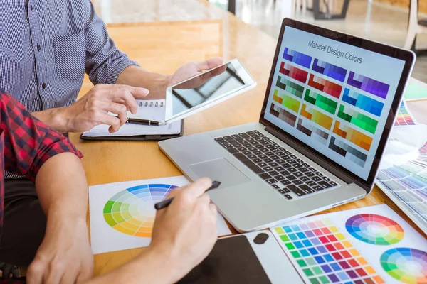 Ekip çalışması üzerinde çalışan genç yaratıcı tasarımcılar birlikte proje ve çalışma alanı, dijital grafik tablet boyama seçimi için renk renk örneği örnekleri seçin.
