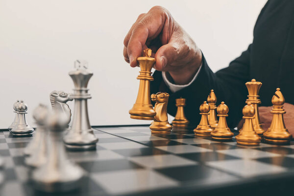Руководство бизнесмена играет в шахматы и думает стратегический план краха свергнуть противоположную команду и проанализировать развитие для успешного корпоративного
.