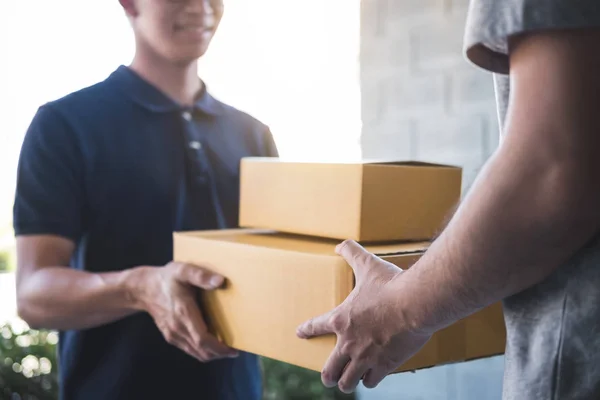 Postbote Gibt Paketkasten Empfänger Junger Besitzer Nimmt Pappkartons Paket Von — Stockfoto