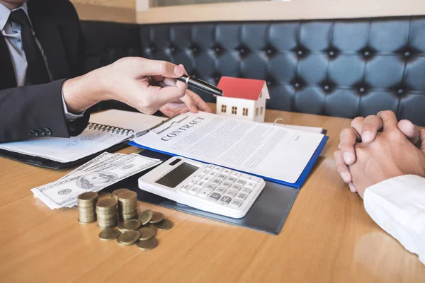 Makler Gibt Stift Den Kunden Unterzeichnung Vertrag Immobilien Mit Genehmigten — Stockfoto