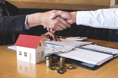 Gayrimenkul, Broker ve sözleşme imzaladıktan sonra el sıkışan istemci başarılı anlaşma görüntüsünü ipotek kredi teklif için ve ev sigortası ile ilgili başvuru formu onaylı.