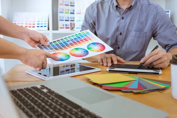 Команда Креативного Графического Дизайнера Работающая Над Новым Проектом Выбирает Цвет — стоковое фото