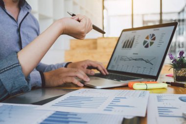 Profesyonel iş casual ortak fikirler planı ve tanıtım projesi Toplantı Çalışma ve çalışma ofisinde, finansal analiz ve yatırım kavramı tartışmaya.