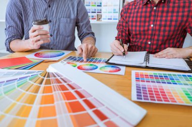 Toplantı yaratıcı grafik tasarımcı takım seçimi seçim yeni projede çalışan iş araçları ve aksesuarları ile tablet renk ve grafik çizim.