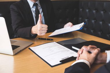 Röportaj modern ofisinde konuşmak işveren bir iş görüşmesi, iş adamı dinle açıklayan onun profili ve söyleşi hayalindeki iş, otururken Yöneticisi hakkında aday cevaplar için gelen iş.
