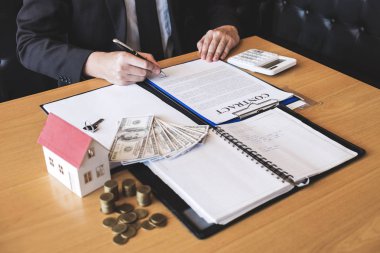 İstemci imzalama anlaşması sözleşme gayrimenkul satın alma veya ipotek kredi teklif için ve ev sigorta ile ilgili onaylanmış başvuru formu ile.