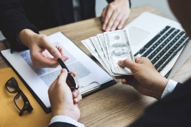 Dürüst olmayan iş yasadışı para, yatırım, rüşvet ve yolsuzluk kavramı anlaşma sözleşmenin başarı vermek iş adamları içinde rüşvet vererek iş adamı aldatıyor.