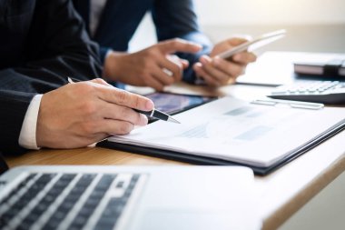 Toplantı ve yeni başlangıç projesi, fikir tanıtımı ve strateji planı iş yatırım ile analiz, birlikte çalışan iş proje ekibi meslektaşım.