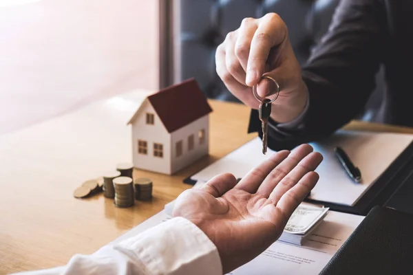 Konut kredisi teklifi ve konut sigortası için onaylı mortgage başvurusu formu ile sözleşme imzaladıktan sonra emlak acentesinin ev anahtarlarını müşteriye vermesi.