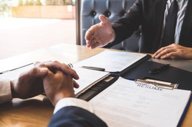 Röportaj modern ofisinde konuşmak işveren bir iş görüşmesi, iş adamı dinle açıklayan onun profili ve söyleşi hayalindeki iş, otururken Yöneticisi hakkında aday cevaplar için gelen iş.