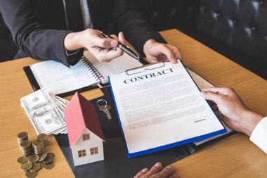 İstemci sözleşmesi sözleşme Emlak ile imzalama kalem vererek emlakçı broker mortgage başvuru formu, onaylanmış satın alma veya ipotek kredi teklif için ve ev sigortası ile ilgili.