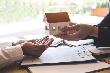 Emlakçı ev modeli sözleşmesi sözleşme Emlak ile açtıktan sonra göndermeden ipotek başvuru formu, mortgage kredi teklif için ve ev sigortası ile ilgili onaylanmış.