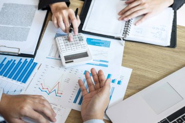 Executive iş insanlar takım toplantı yatırım proje çalışma ve iş ortağı, mali ve muhasebe kavramı ile görüşme yapma stratejisi planlama Konferansı'na üzerinde beyin fırtınası.